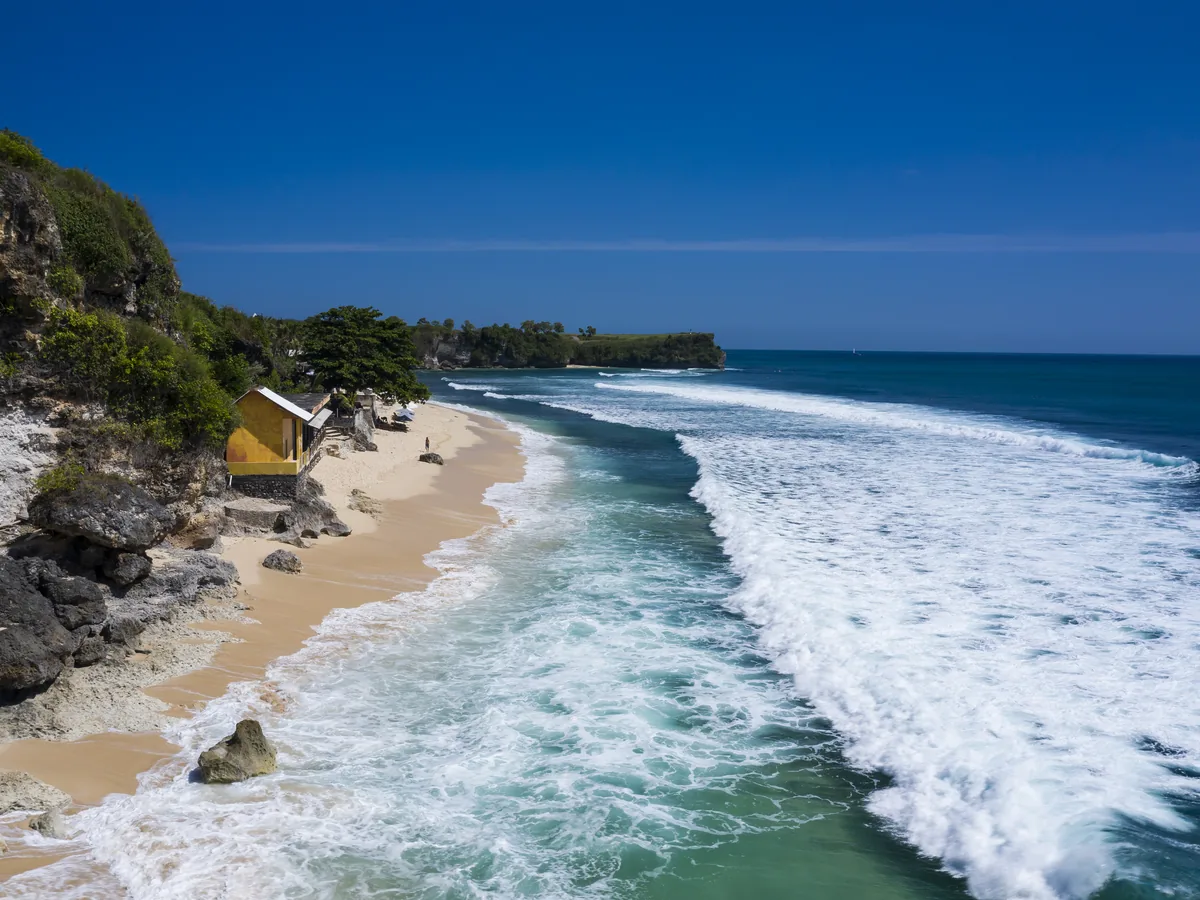 Waves rolling into Green Bowl beach