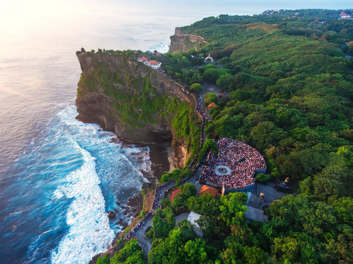 The clifftop path high above the ocean at Uluwatu